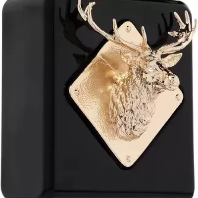 Frasco de perfume preto com placa dourada e cabeça de veado em relevo