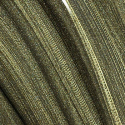 Tecido verde metálico riscado com textura brilhante e vincos