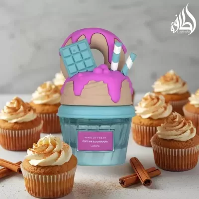 Frasco de perfume decorado com elementos doces azul, bege e rosa, rodeado por cupcakes e paus de canela.