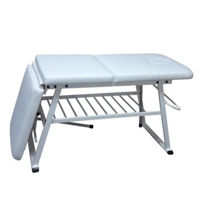 Cama de massagem branca com estrutura metálica e estofos acolchoados