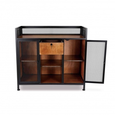 Móvel de arrumação metálico preto com portas de rede e partes em madeira castanha