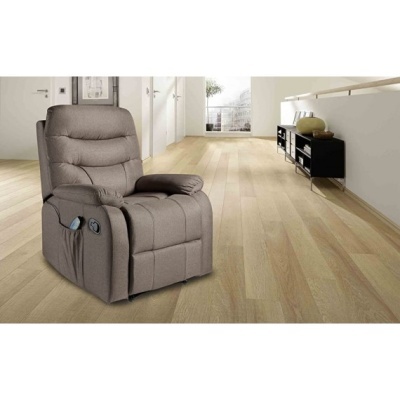 Poltrona reclinável cinzenta acolchoada num interior claro e moderno