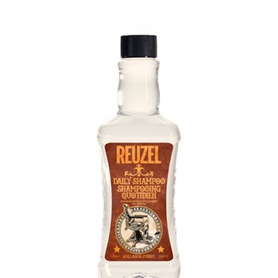 Frasco plástico transparente com shampoo REUZEL e rótulo castanho com texto amarelo