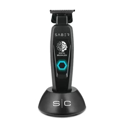 Aparelho de barba preto digital posicionado numa base de carregamento preta com letras S e C.