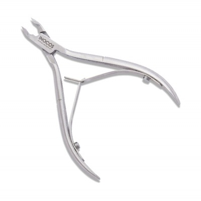 Alicate de cutículas INOCOS de metal prateado sobre fundo branco