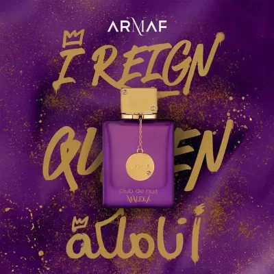 Frasco de perfume roxo com tampa dourada e texto dourado num fundo roxo com grafismos dourados.