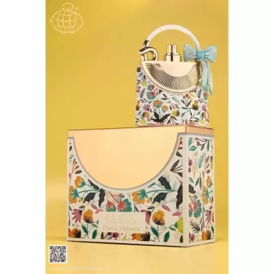 Frasco de perfume formato mala floral com caixa correspondente sobre fundo amarelo