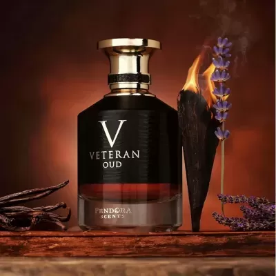 Frasco de perfume preto com tampa dourada e textos VETERAN OUD e PENDORA SCENTS junto a baunilha, lavanda e madeira em chamas
