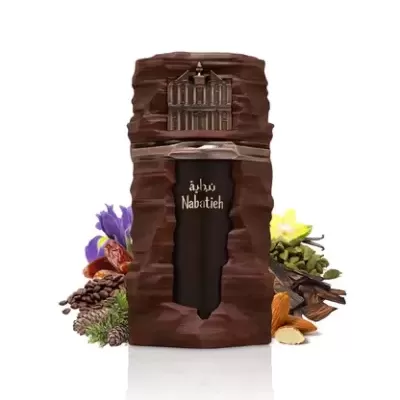 Embalagem de perfume Nabatieh com relevo marrom e ingredientes naturais ao fundo