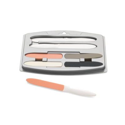 Conjunto de canetas brancas com pontas coloridas e embalagem cinzenta