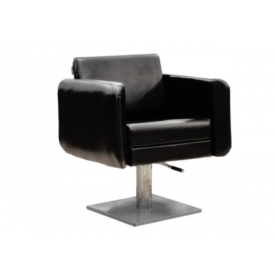 Cadeira giratória preta em couro com base de metal