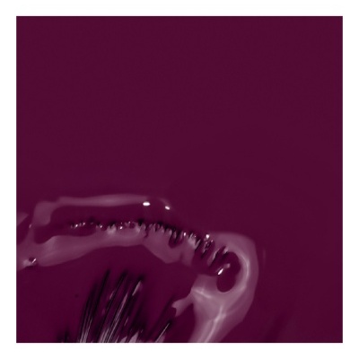 estrutura transparente com texturas onduladas sobre fundo castanho-púrpura