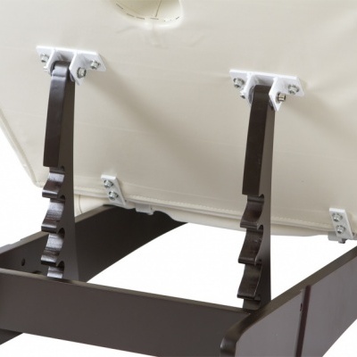 Estrutura de madeira escura com estofado bege e suportes metálicos prateados