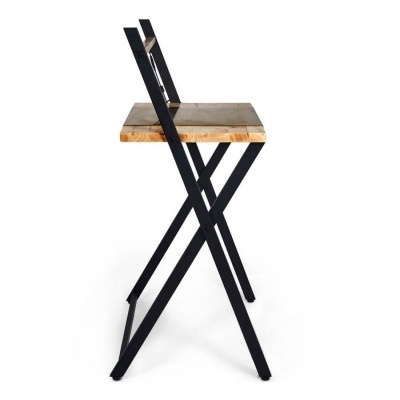 Cadeira alta dobrável com estrutura metálica preta e assento de madeira