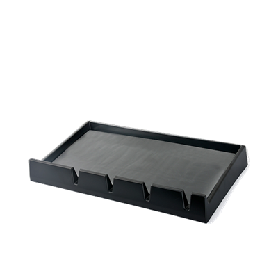 Bandeja organizadora preta em plástico com quatro divisórias e superfície lisa