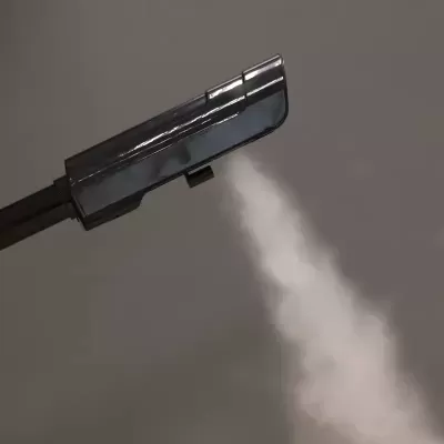 Bocal preto de metal a emitir vapor branco