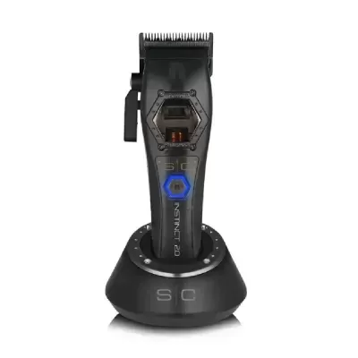 Máquina de cortar cabelo preta com visor e suporte de carregamento