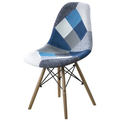 cadeira patchwork azul com pernas em madeira clara