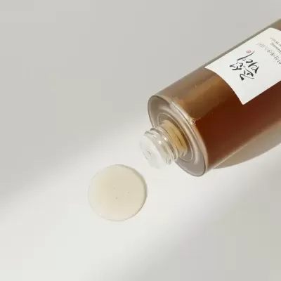 Frasco marrom aberto com líquido a sair e rótulo branco com texto DIA DIA
