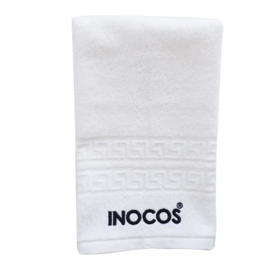 Toalha branca com padrão geométrico e bordado INOCOS
