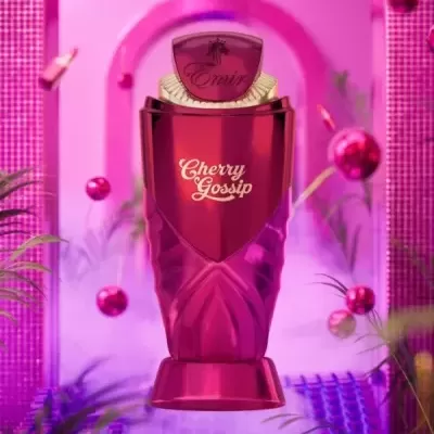 Frasco de perfume vermelho com tampa dourada e texto Cherry Gossip