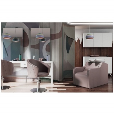 Cadeiras estofadas castanho claro, penteadeira branca com espelhos e lavatório branco num salão de beleza