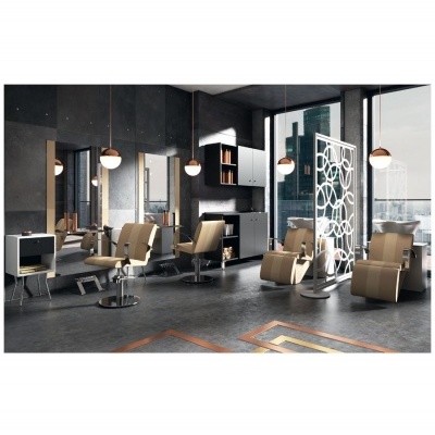 Interior de salão de cabeleireiro com cadeiras bege e espelhos grandes