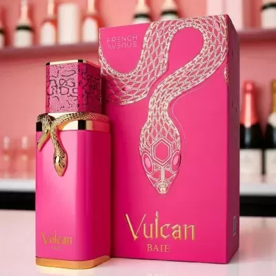 Perfume Vulcan Baie rosa com cobra dourada decorativa e embalagem rosa com cobra dourada