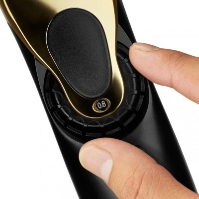 Aparelho de barbear preto e dourado com mostrador digital a indicar 0.8