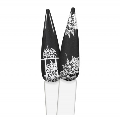 Amostras de unhas artificiais pretas com desenho floral branco