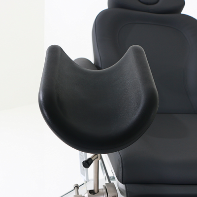 Cadeira de massagem preta com apoio para braços