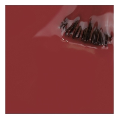 batom líquido vermelho escuro brilhante com textura cremosa