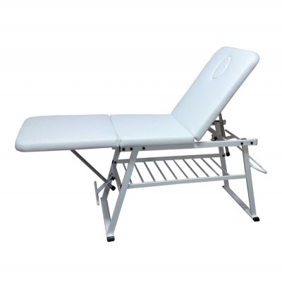 Cama de massagem branca com estrutura metálica e recorte oval para rosto