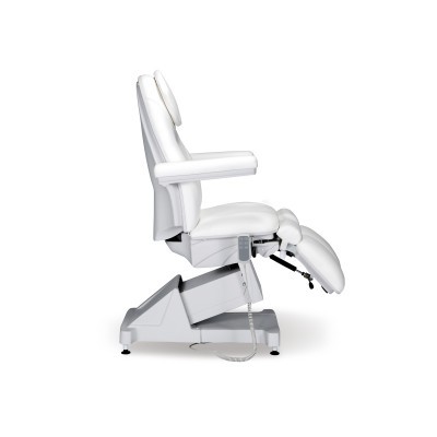Cadeira médica elétrica branca com apoio ajustável num fundo branco