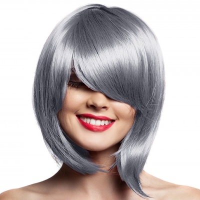 Mulher com peruca cinza prateada de corte moderno e batom vermelho