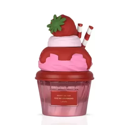 Frasco de perfume estilizado como gelado com morango e canudos vermelhos e brancos