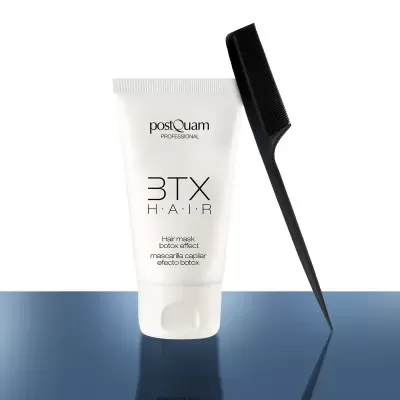 Máscara capilar branca postQuam BTX Hair com pente preto em superfície azul