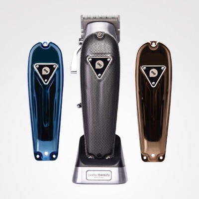 Três máquinas de cortar cabelo em várias cores com base branca e etiqueta 'perfect beauty'.