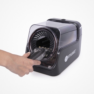 Máquina automática de limpeza de máquinas de barbear SIVLANCE preta com tampa transparente em uso.