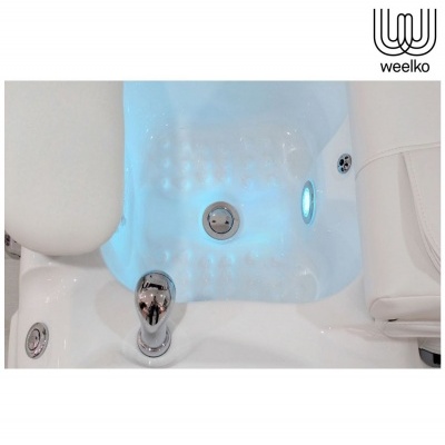 Banheira ou jacuzzi branca com iluminação azul e assento almofadado