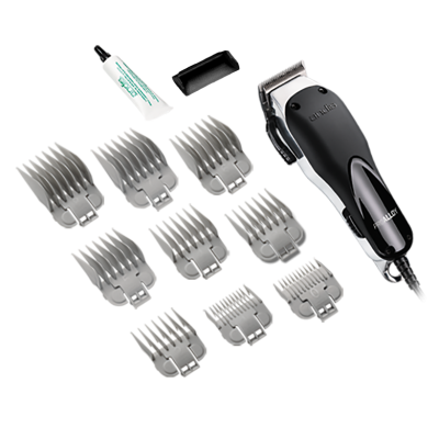 Máquina de cortar cabelo com pentes e acessórios sobre fundo branco