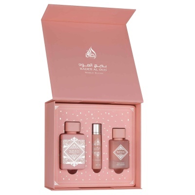 Conjunto de três frascos rosa BADEE AL OUD NOBLE BLUSH numa caixa cor-de-rosa aberta