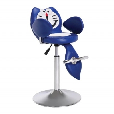 Cadeira infantil azul com base metálica redonda e desenho de rosto no encosto