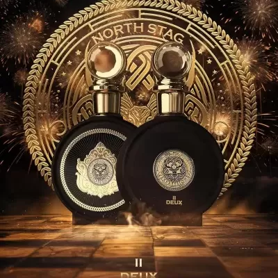 Dois frascos de perfume pretos e dourados com logotipo North Stag e fogos de artifício ao fundo