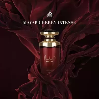 Frasco de perfume Mayar Cherry Intense em vidro vermelho com tampa dourada cercado por tecido vermelho