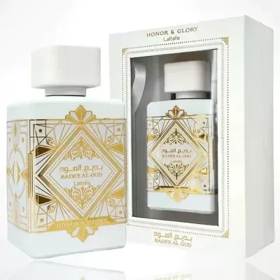 Frasco e caixa do perfume Badee Al Oud da Lattafa em branco e dourado
