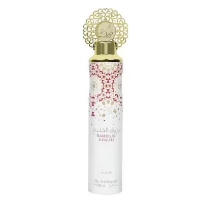 Ambientador em spray branco com estampado geométrico vermelho e dourado, tampa e ornamento dourados