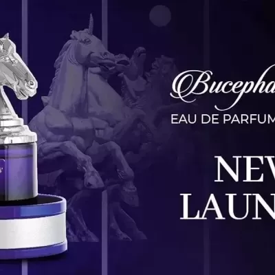 Frasco de perfume Bucephalus XII com tampa em forma de cavalo sobre fundo com cavalos e texto promocional.