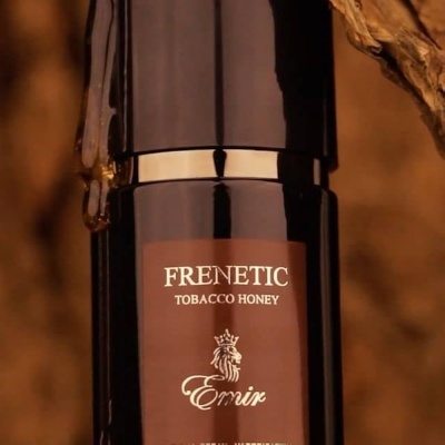 Frasco de perfume preto e castanho com rótulo FRENlETIC TOBACCO HONEY Emir e mel escorrendo