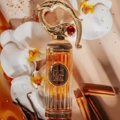 Frasco de perfume dourado e âmbar com flores e especiarias